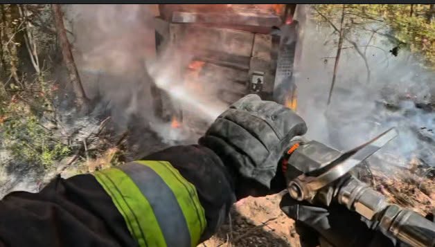 Bombero del condado de Maury combate el incendio de una minicargadora en Ollie Chunn Road