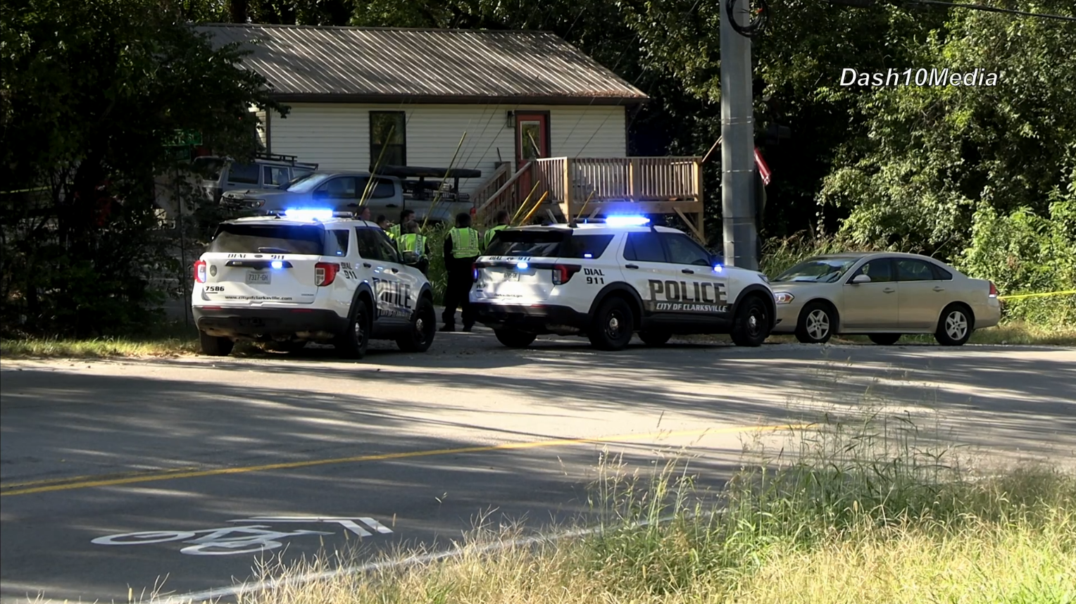 Patrullas de la policía de Clarksville en la zona de Parham Drive donde investigan la muerte de un motociclista