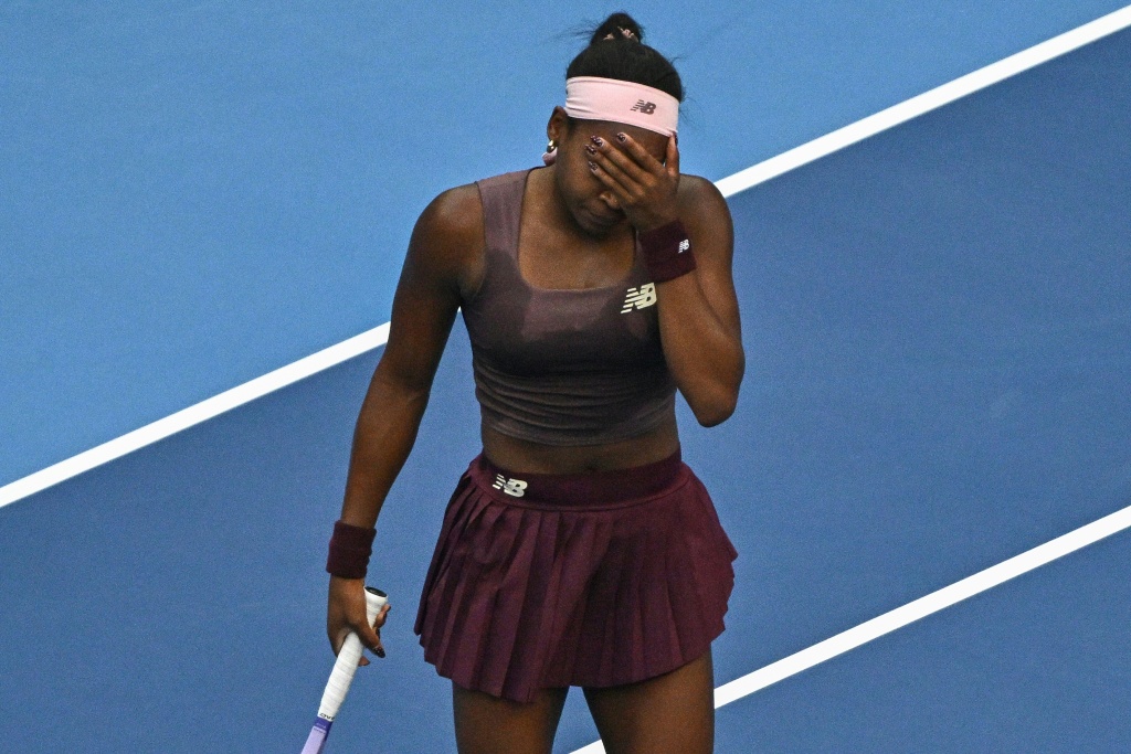 Coco Gauff se lamenta durante su partido ante Elise Mertens en el WTA 100 de Pekín, el 7 de octubre de 2026