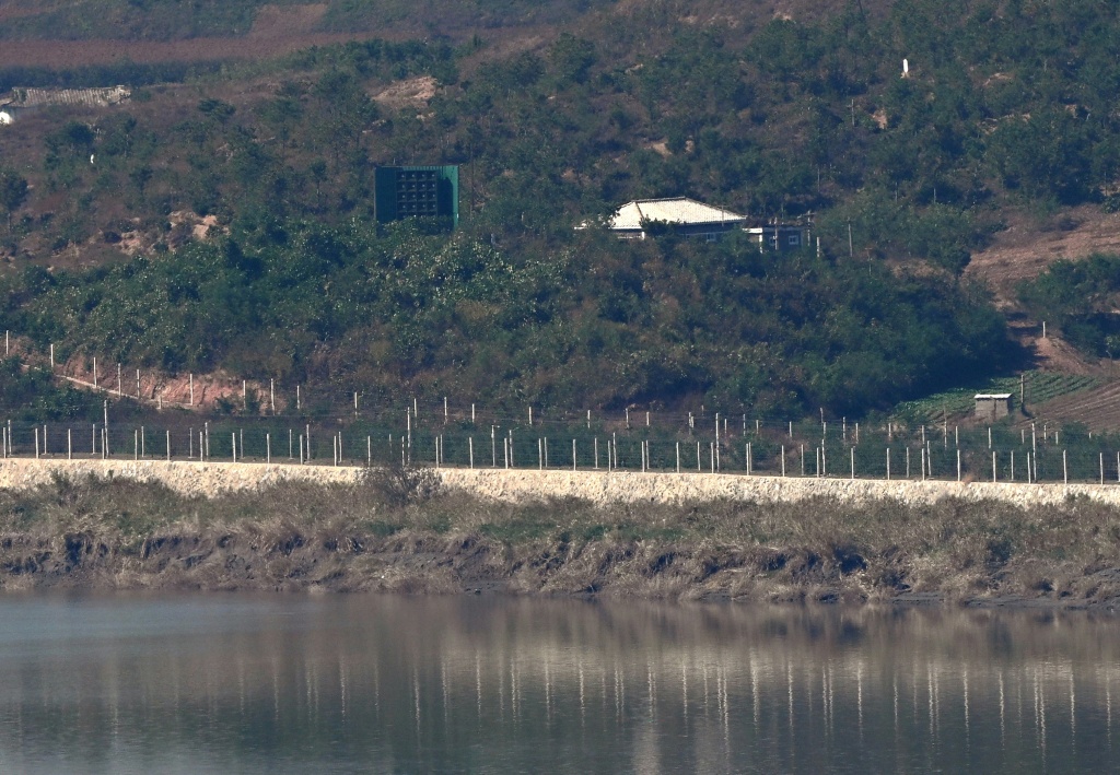 Altavoz gigante y vallas militares en el lado norcoreano de la frontera con Corea del Sur