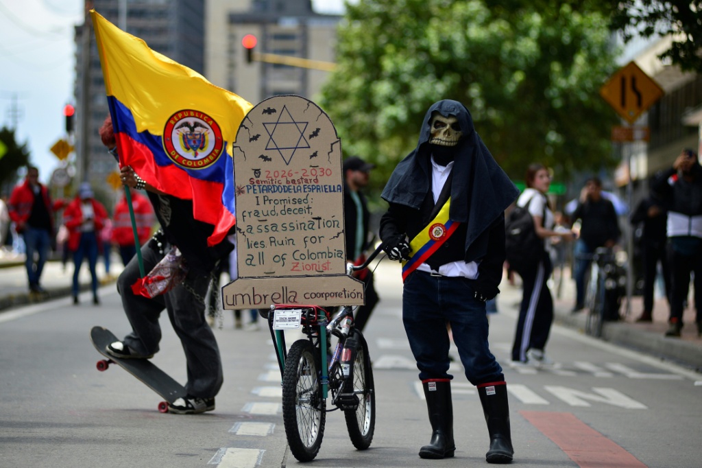 Manifestantes en Bogotá durante una marcha contra el gobierno de Abelardo de la Espriella
