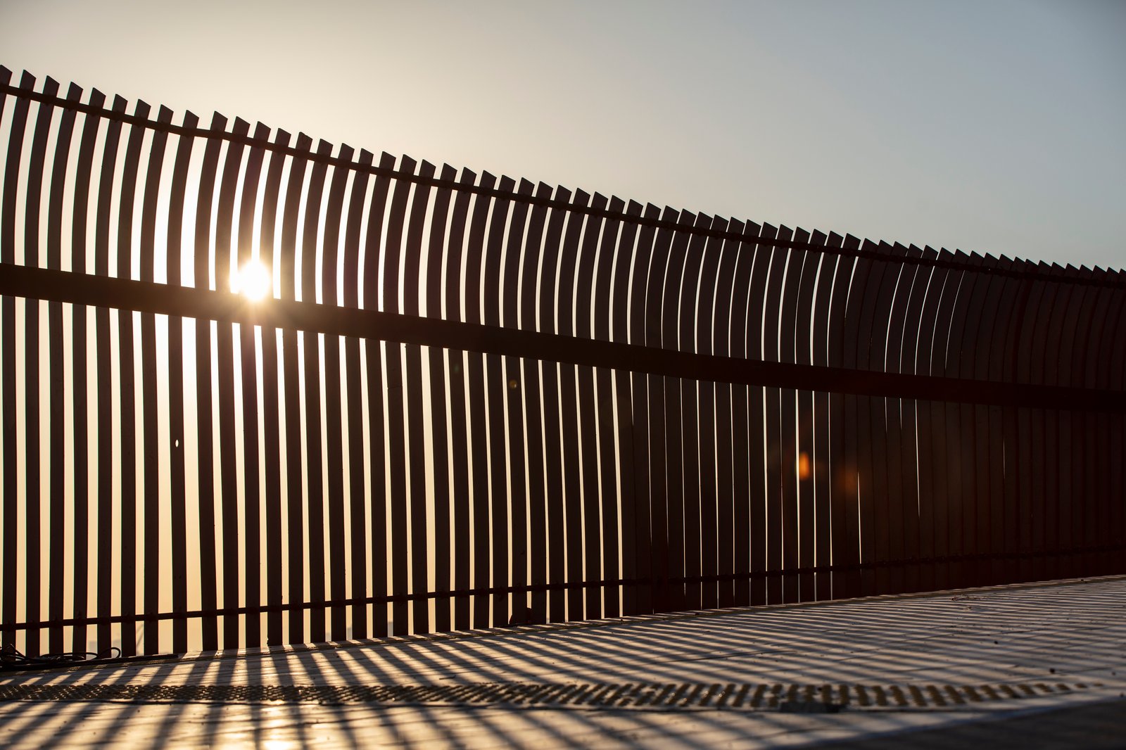 Cerca fronteriza a contraluz; DHS dice haber localizado a 157,000 menores no acompañados