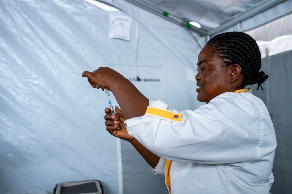 Sanitaria prepara una dosis de vacuna contra el ébola en una carpa del Laboratorio Provincial de Ituri, en Bunia, República Democrática del Congo