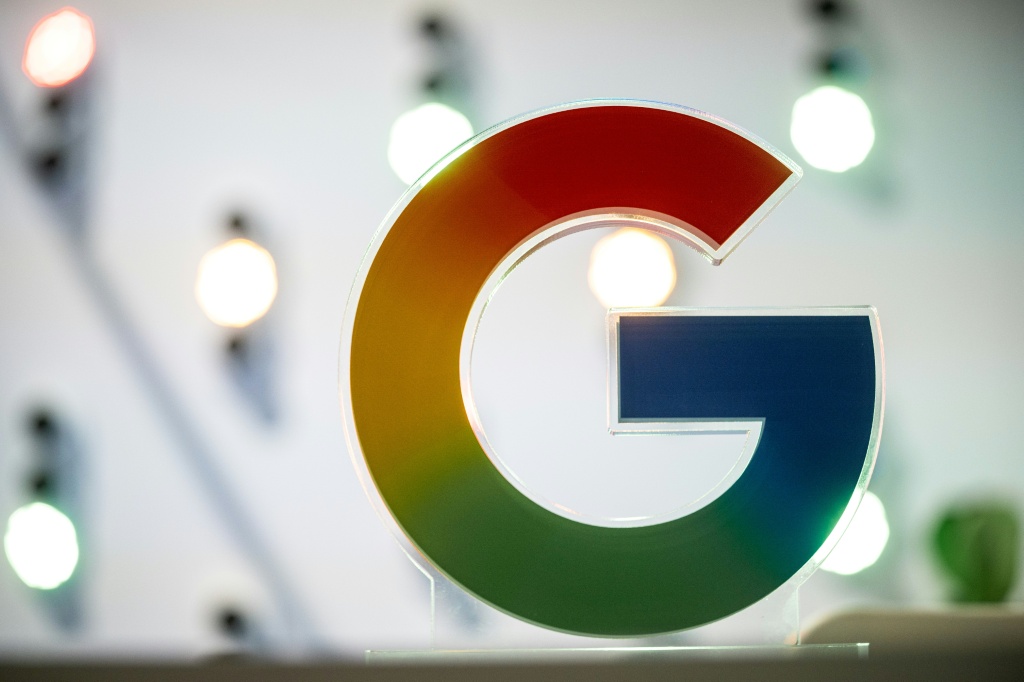 Google: su logotipo ante luces desenfocadas, en referencia a sus centros de datos en Finlandia