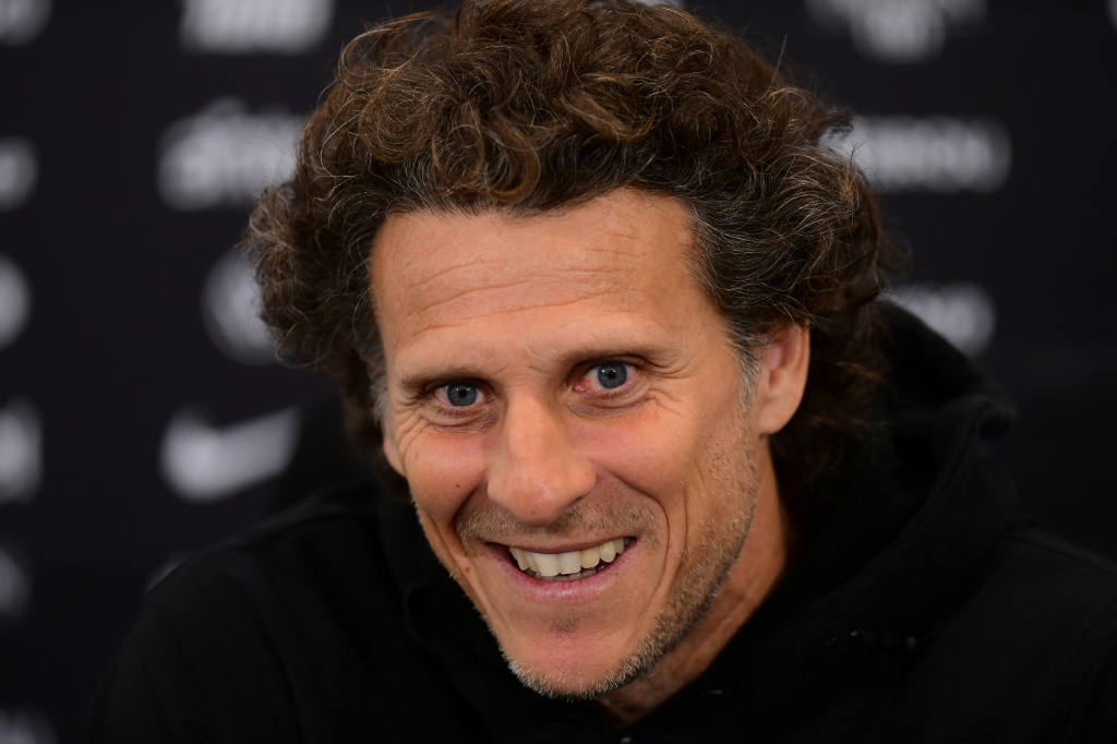 Diego Forlán sonríe durante una rueda de prensa como seleccionador interino de Uruguay en Barros Blancos