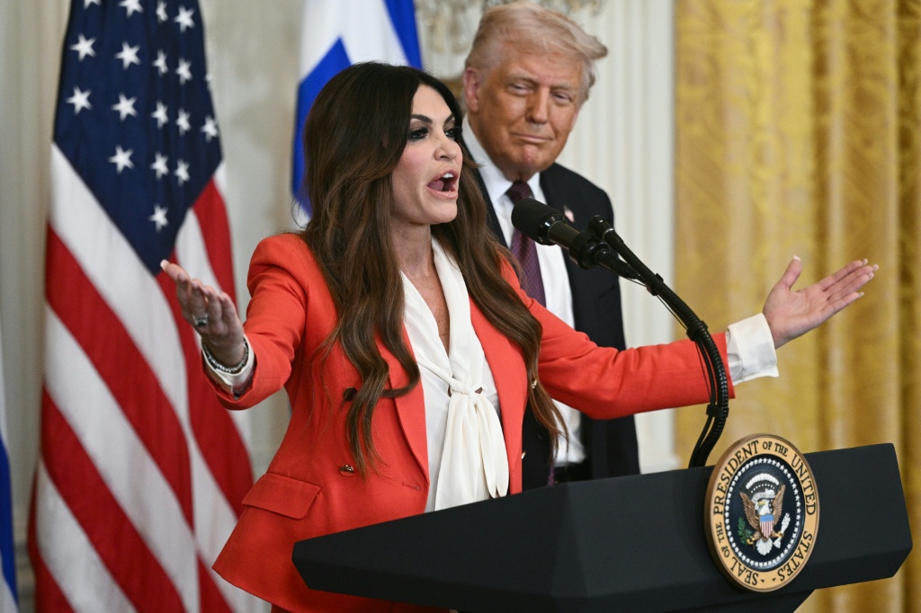 Kimberly Guilfoyle junto a Donald Trump en la Casa Blanca, antes de ser embajadora de EE. UU. en Grecia