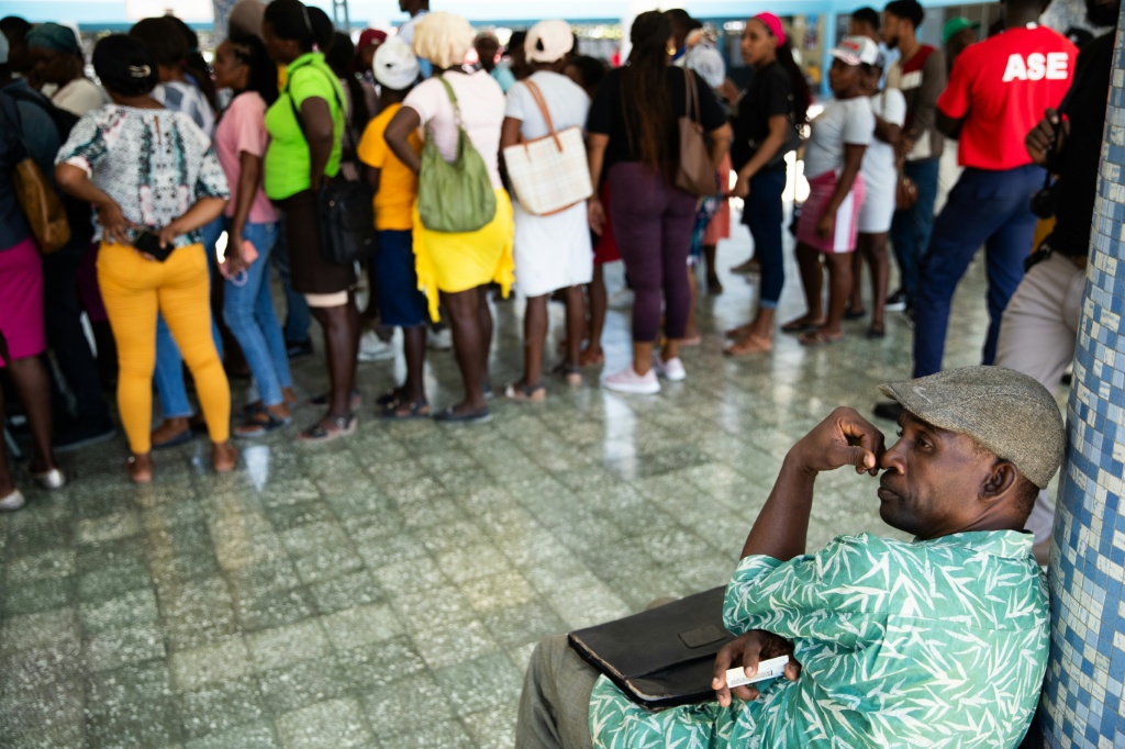 Haití: decenas de personas hacen fila para inscribirse en el censo electoral de Puerto Príncipe