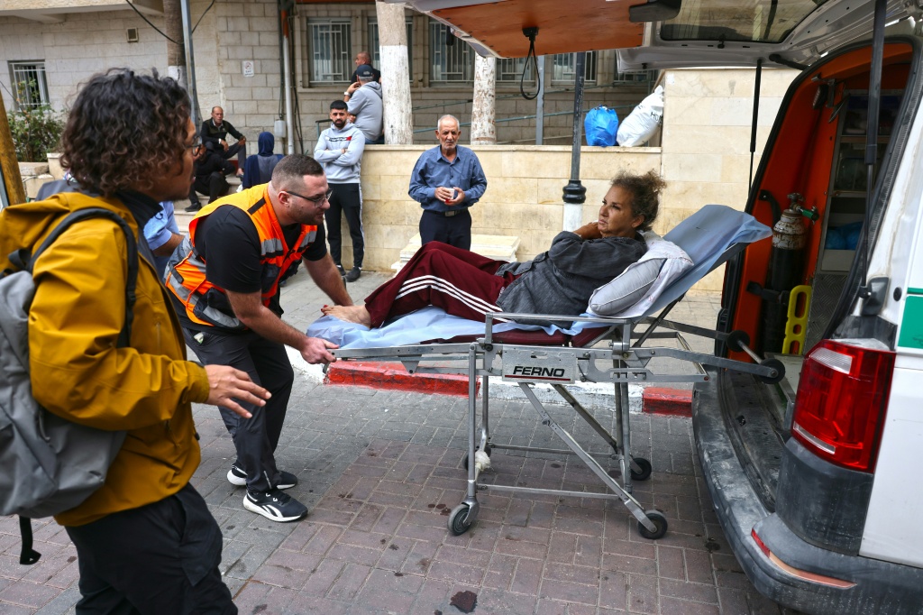 La fotoperiodista Heidi Levine, en camilla, al salir en ambulancia del hospital de Ramala