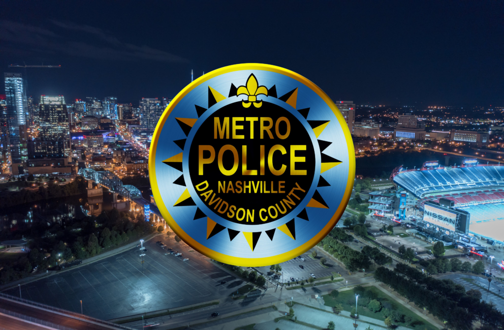 Caso Cameron Frierson: escudo de la Policía Metropolitana de Nashville sobre el skyline nocturno de la ciudad