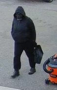 Sospechosa encapuchada captada por cámaras de seguridad durante un robo en un concesionario de Knoxville