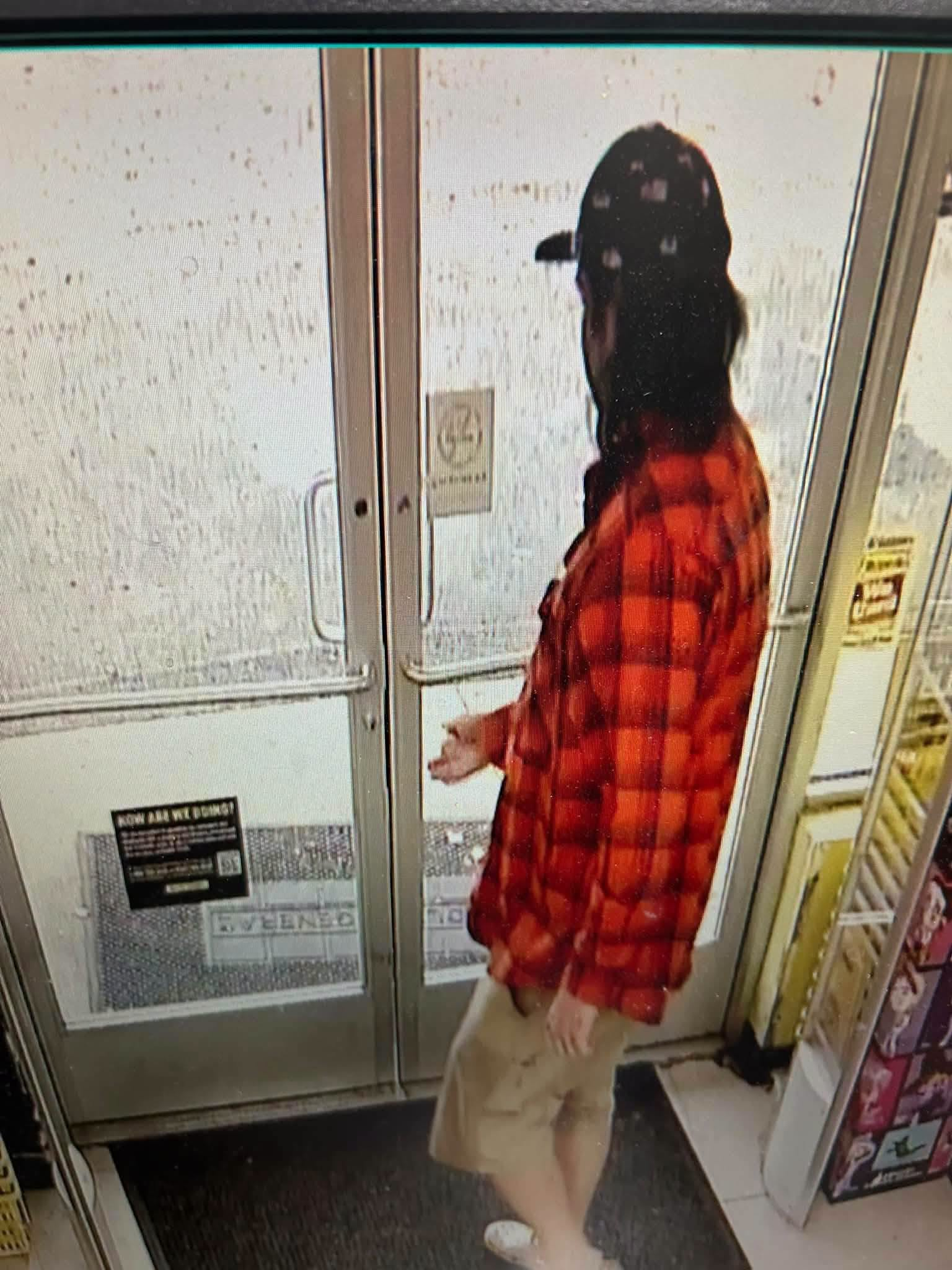 Hombre buscado por la Policía de Ashland City, captado de perfil junto a la puerta de un comercio