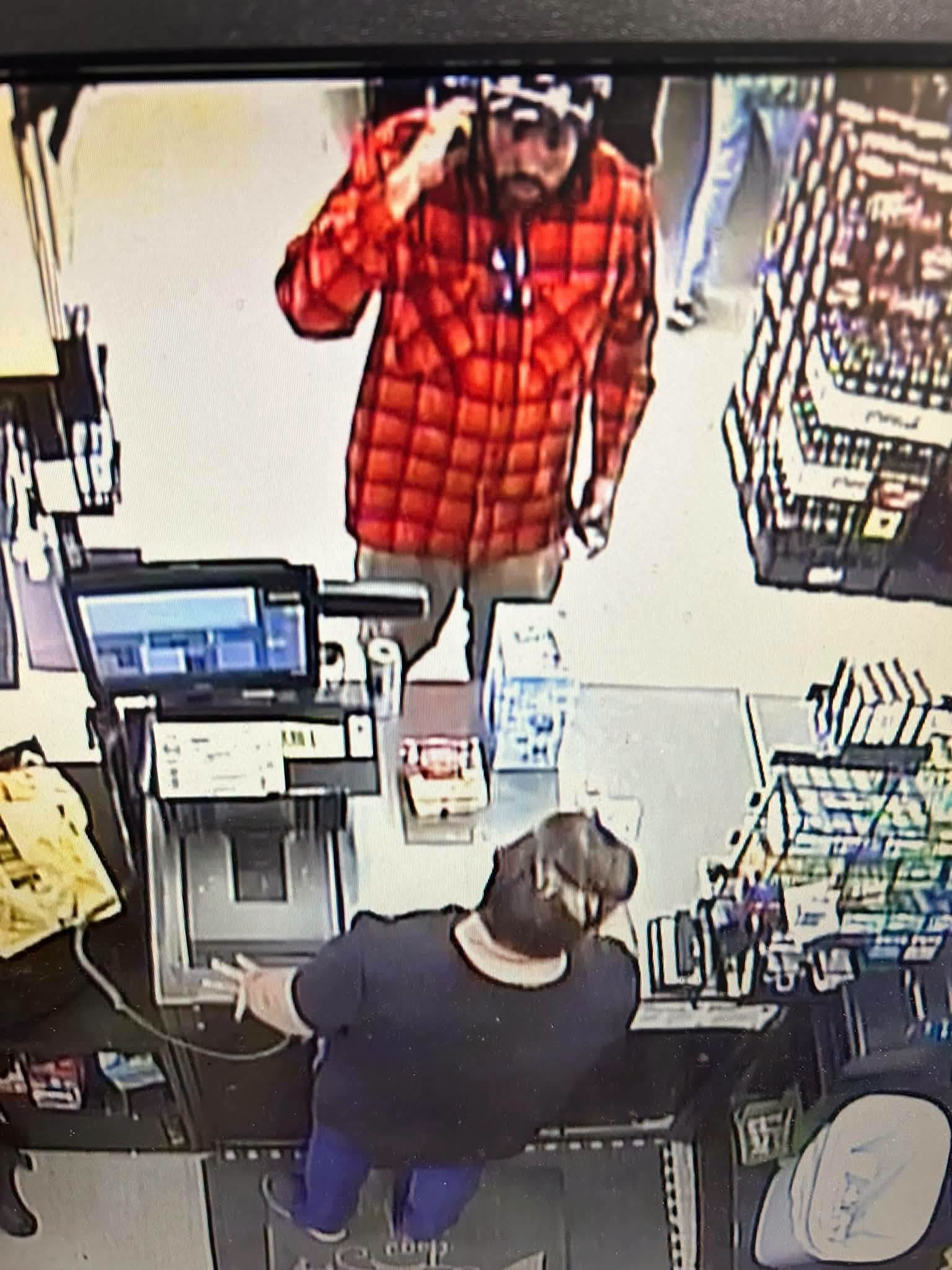 Imagen de cámara de seguridad del hombre que busca la Policía de Ashland City en una investigación por presunto robo