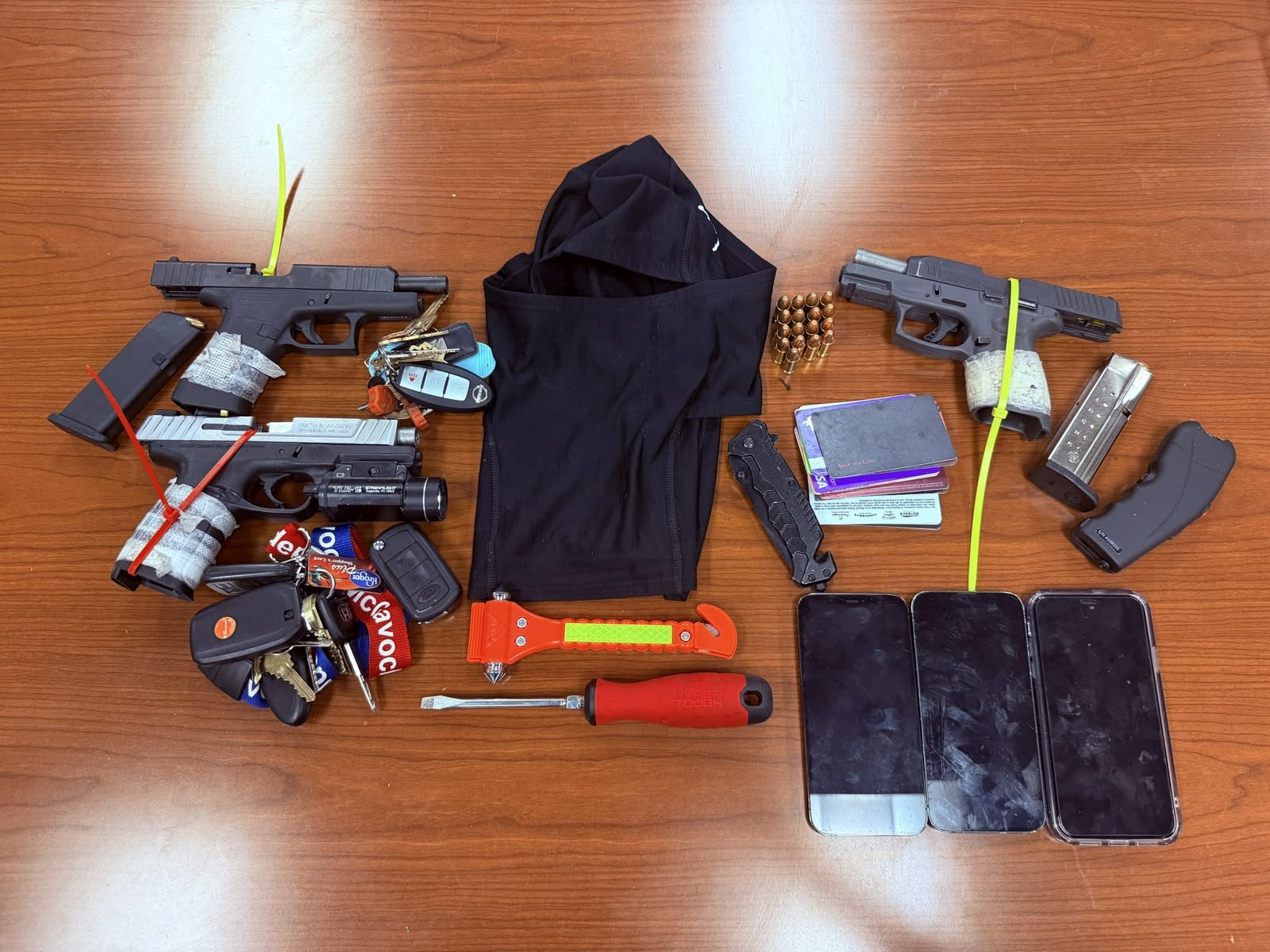 Armas de fuego, llaveros y otros objetos asegurados en el arresto de cinco jóvenes por vehículos robados en Nashville