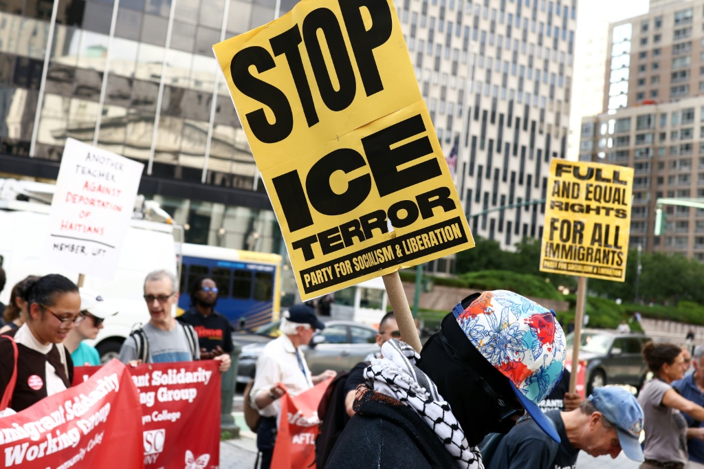 Pancarta contra ICE en una protesta en Nueva York, en medio de la disputa del gobierno con jueces federales