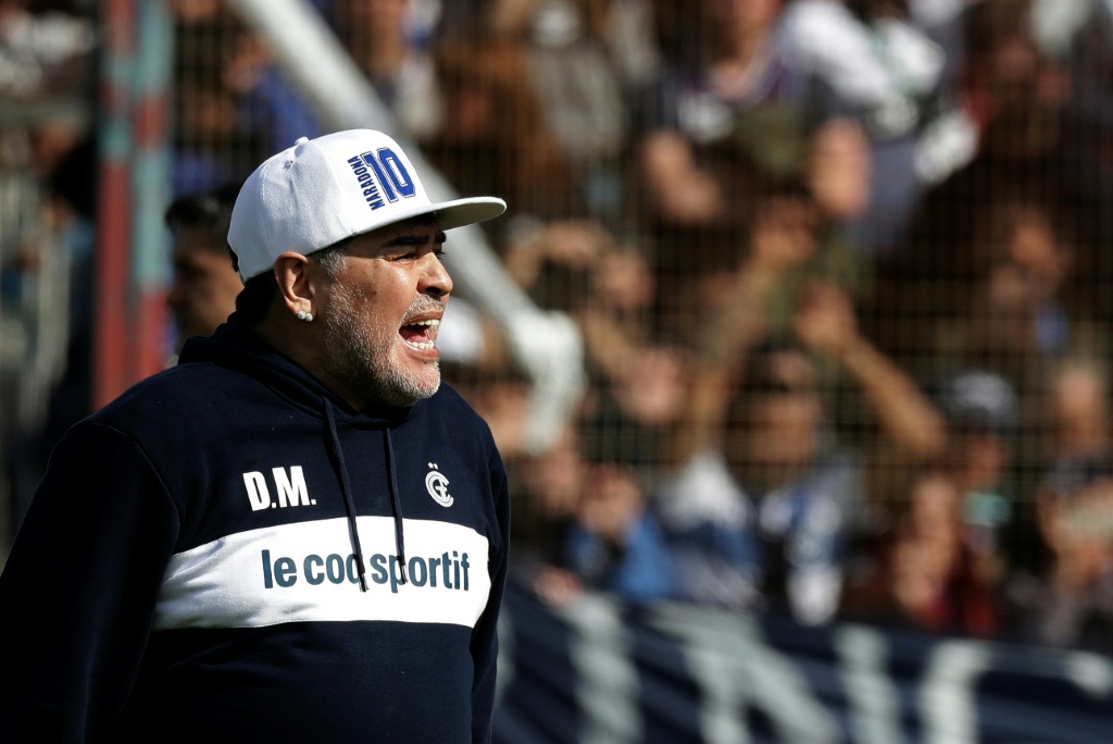 Diego Maradona durante un entrenamiento de Gimnasia y Esgrima La Plata en 2019, imagen de archivo del juicio por la muerte de Maradona