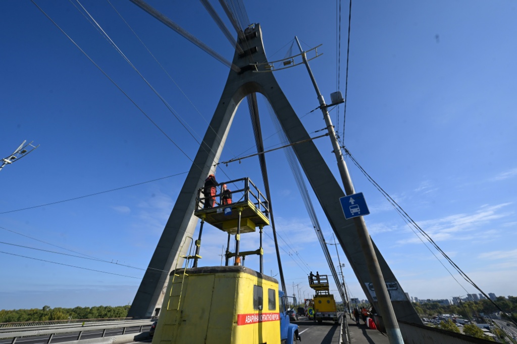 Torre de un puente atirantado en Kiev, capital blanco de ataques rusos con drones