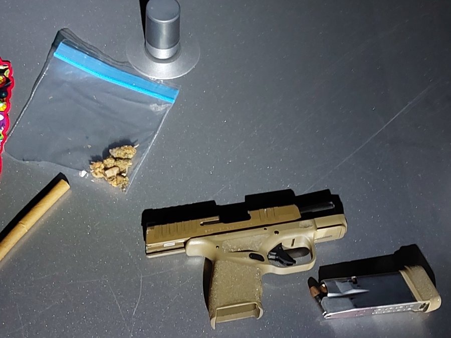 Pistola robada y marihuana decomisadas por la Policía de Knoxville a un menor en Lonsdale