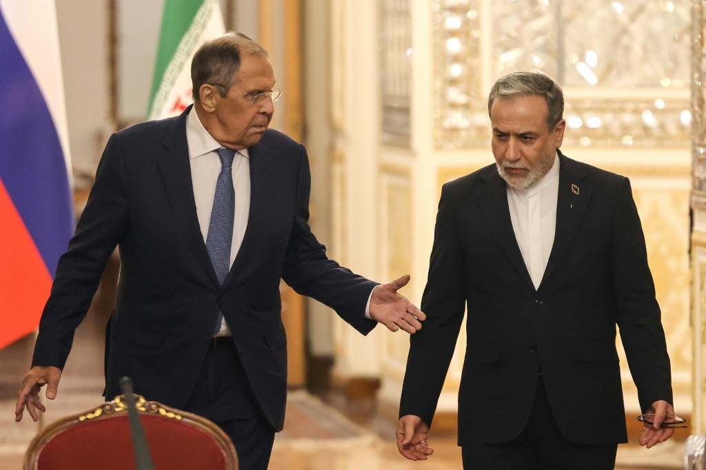 Los cancilleres de Irán, Abás Araqchi, y de Rusia, Serguéi Lavrov, durante su reunión en Teherán