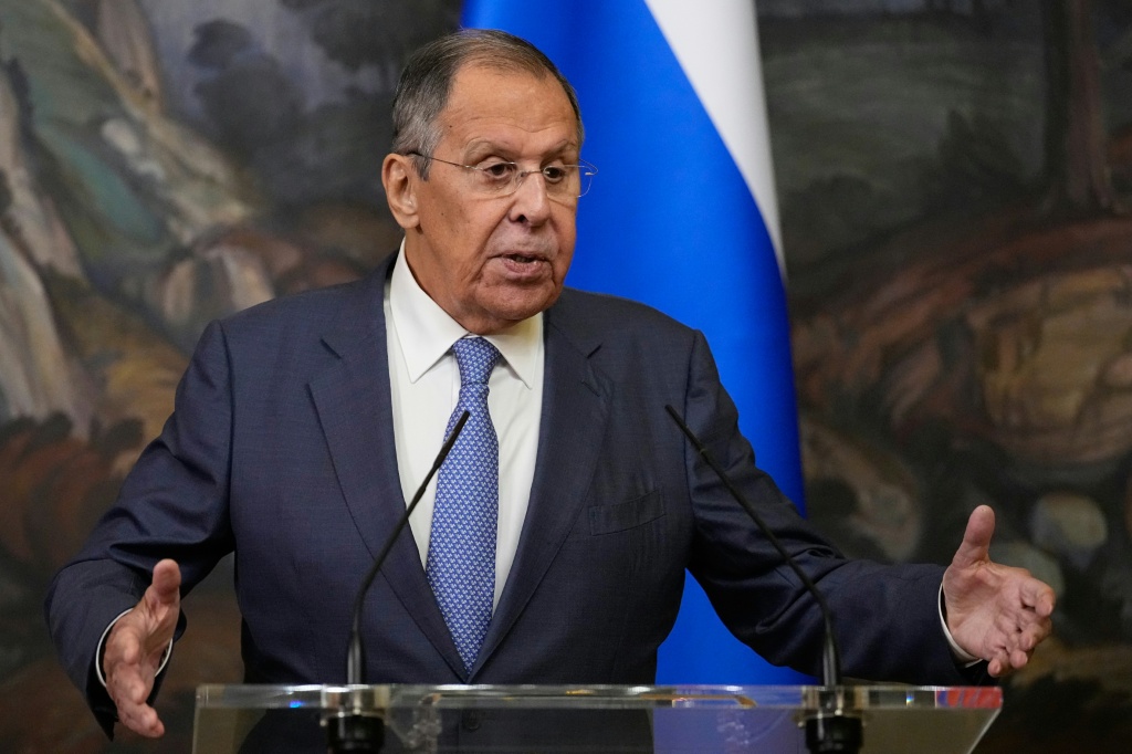 El canciller ruso Serguéi Lavrov habla en una rueda de prensa en Moscú tras descartar la propuesta de Zelenski de un alto el fuego de 60 días