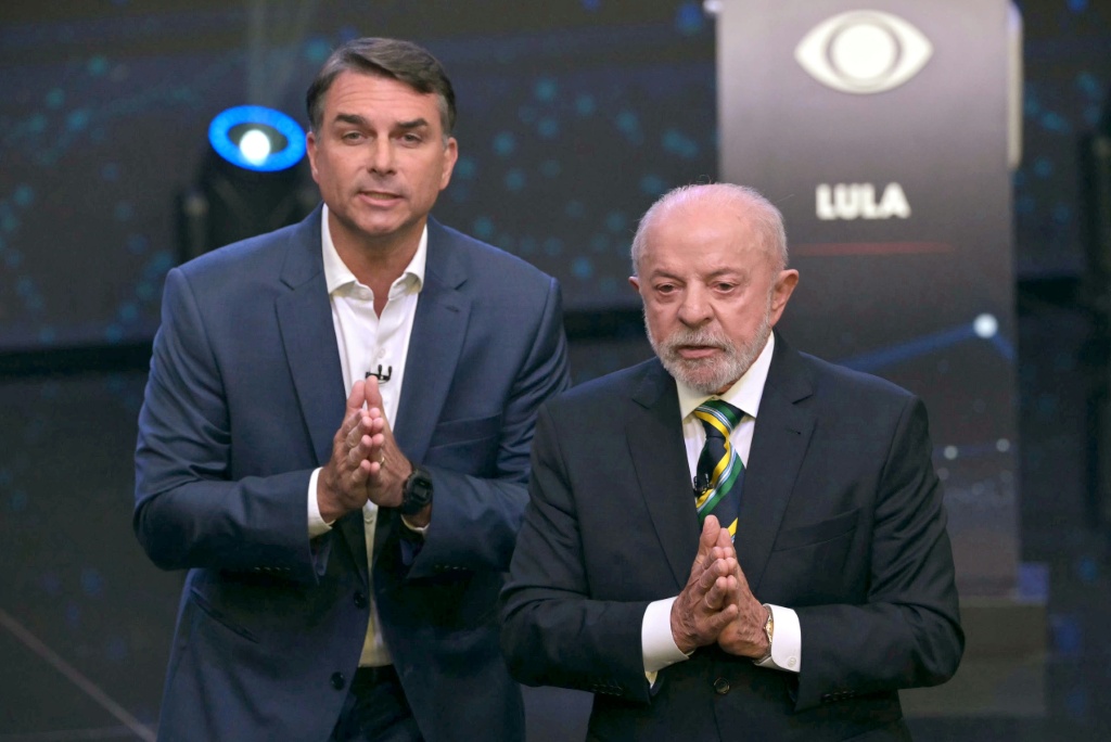 Flávio Bolsonaro y Lula durante el debate de la segunda vuelta electoral en Sao Paulo