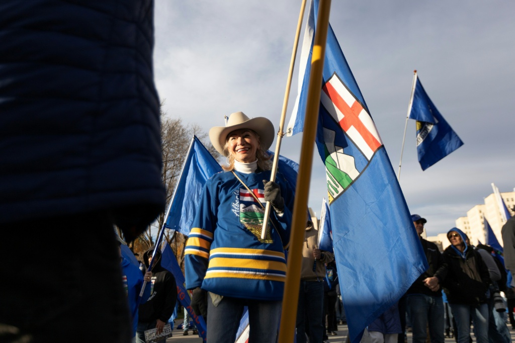Manifestante con sombrero y bandera en una marcha por la independencia de Alberta