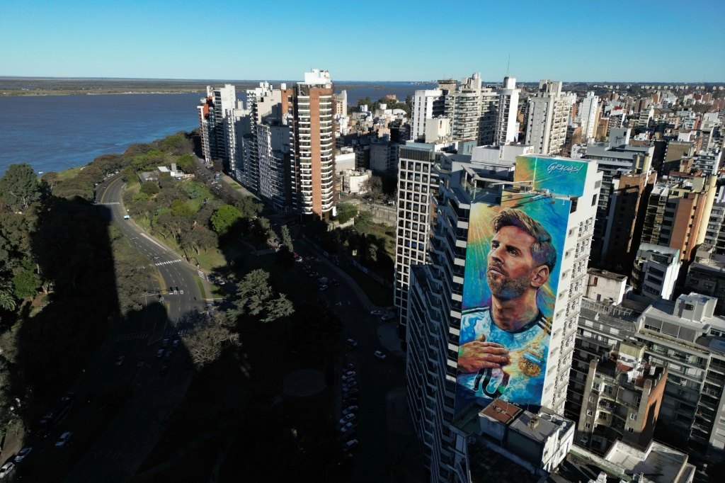 Mural de Lionel Messi en Rosario, Argentina, antes de su despedida de la selección albiceleste