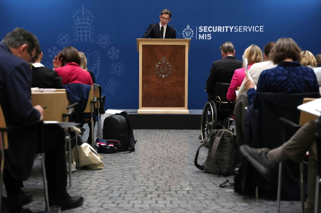 Ken McCallum, jefe del MI5, presenta ante periodistas el informe anual de seguridad del Reino Unido en Londres