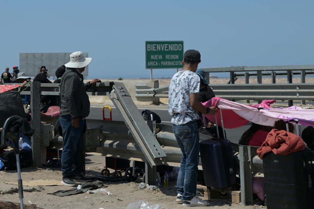 Migrantes cerca del paso fronterizo de Cachalluta, entre Chile y Perú