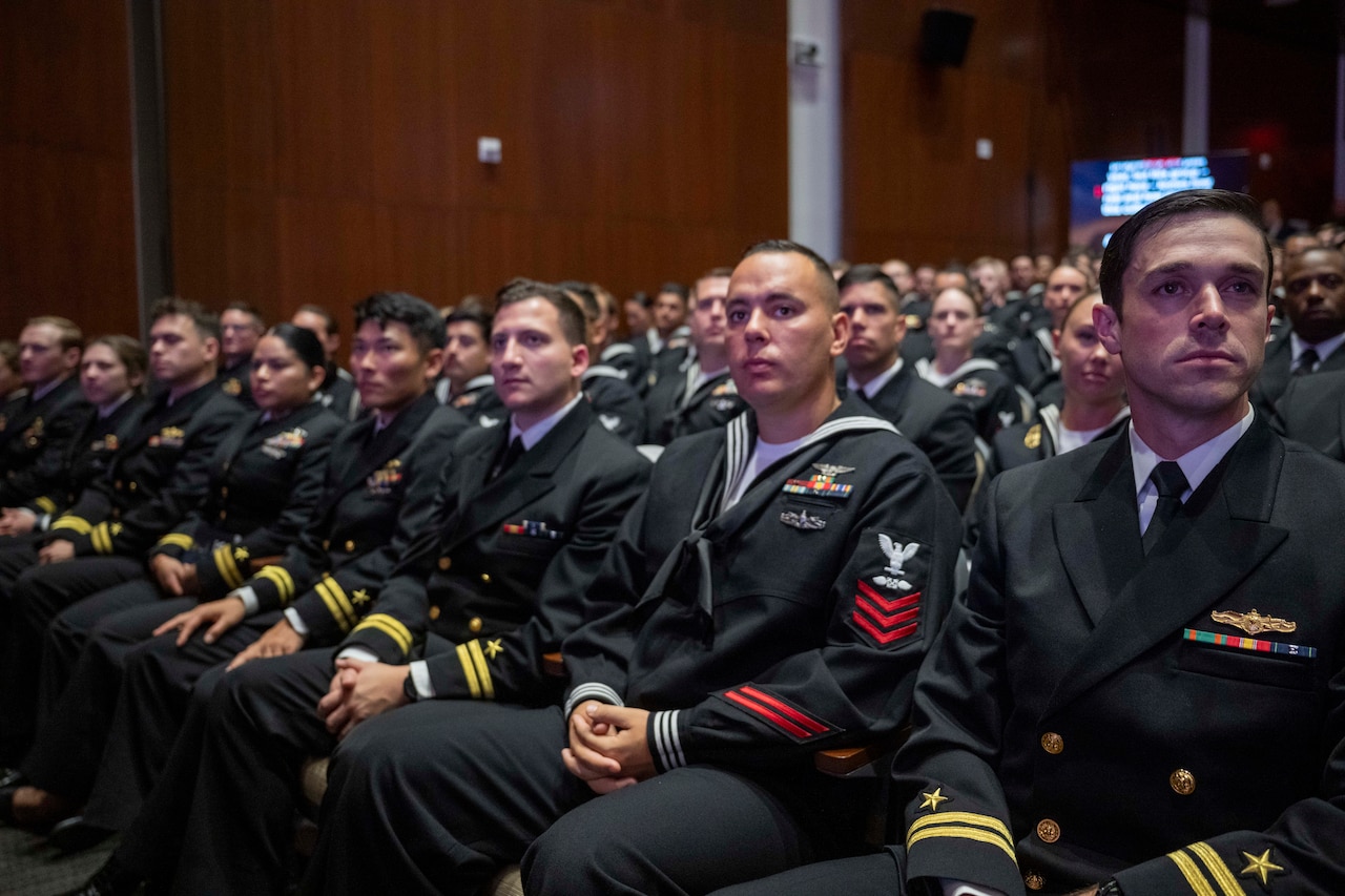 Militares uniformados escuchan el discurso de Hegseth sobre el estado de la fuerza en Quantico