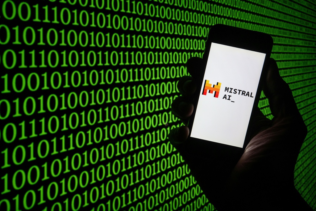 Mistral: logotipo de la empresa francesa de inteligencia artificial, en una imagen de archivo de 2024