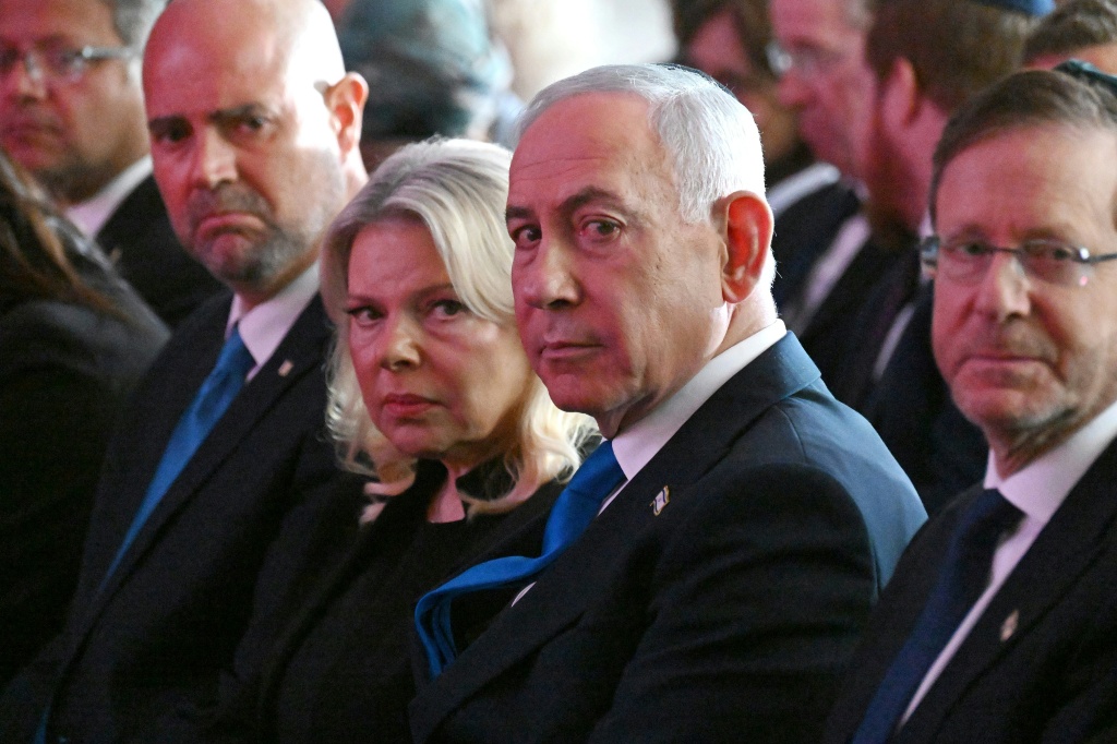 Benjamin Netanyahu y su esposa, Sara, en el acto por el tercer aniversario del ataque del 7 de octubre en Jerusalén