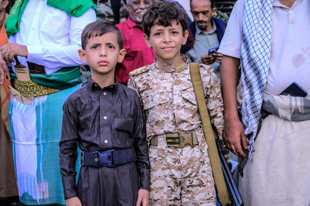 Niños en una protesta de partidarios de las autoridades hutíes en Hodeida, Yemen