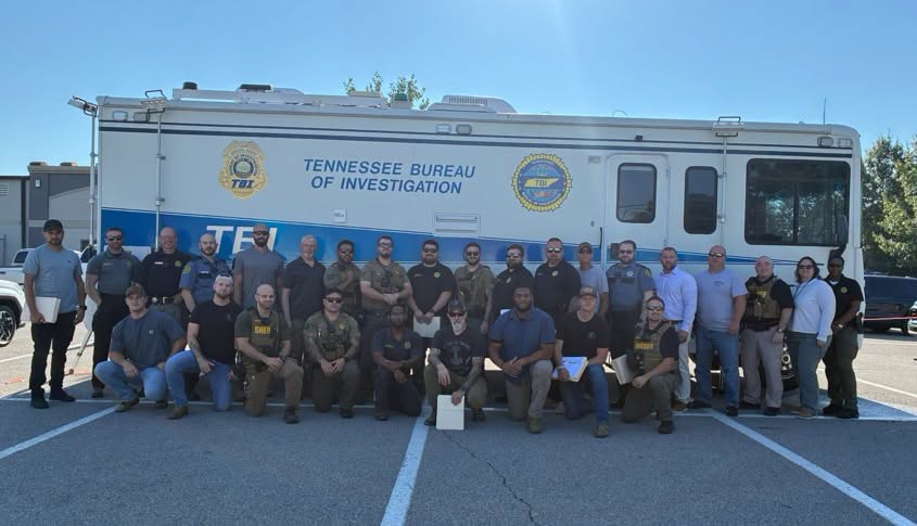 Agentes frente a una unidad móvil del TBI tras el operativo de verificación en Montgomery County