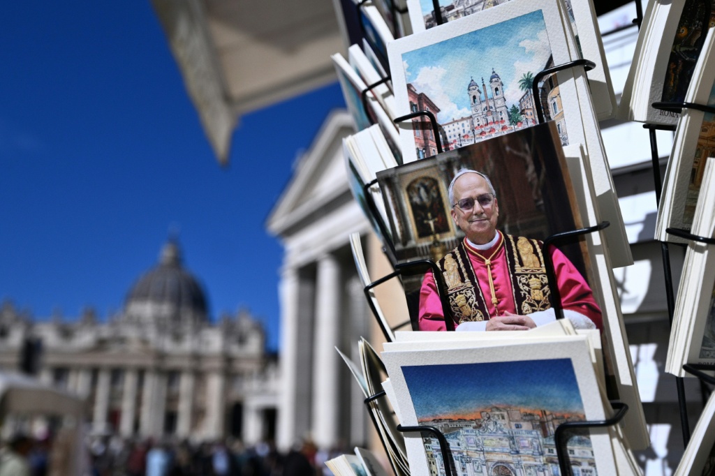 Postales del papa León XIV a la venta en una tienda de recuerdos cerca de la plaza de San Pedro, antes de su operación de un nódulo pulmonar