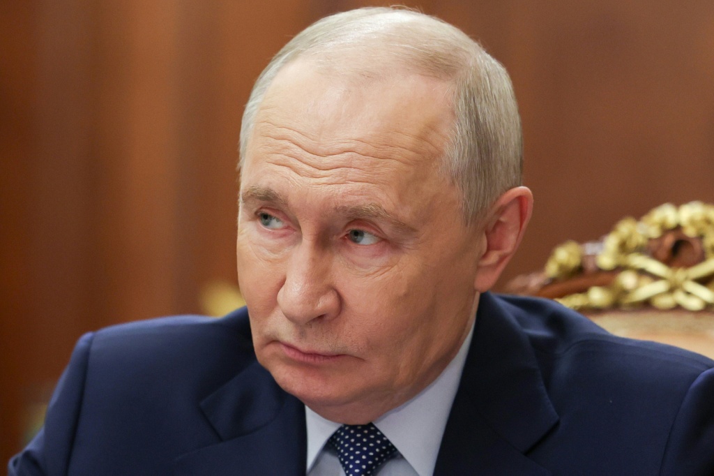 Vladimir Putin durante una reunión en Moscú mientras Rusia evita aclarar si acata la tregua energética anunciada por Estados Unidos