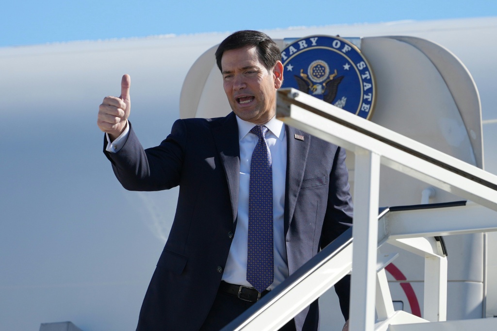 Marco Rubio saluda con el pulgar en alto al abordar un avión