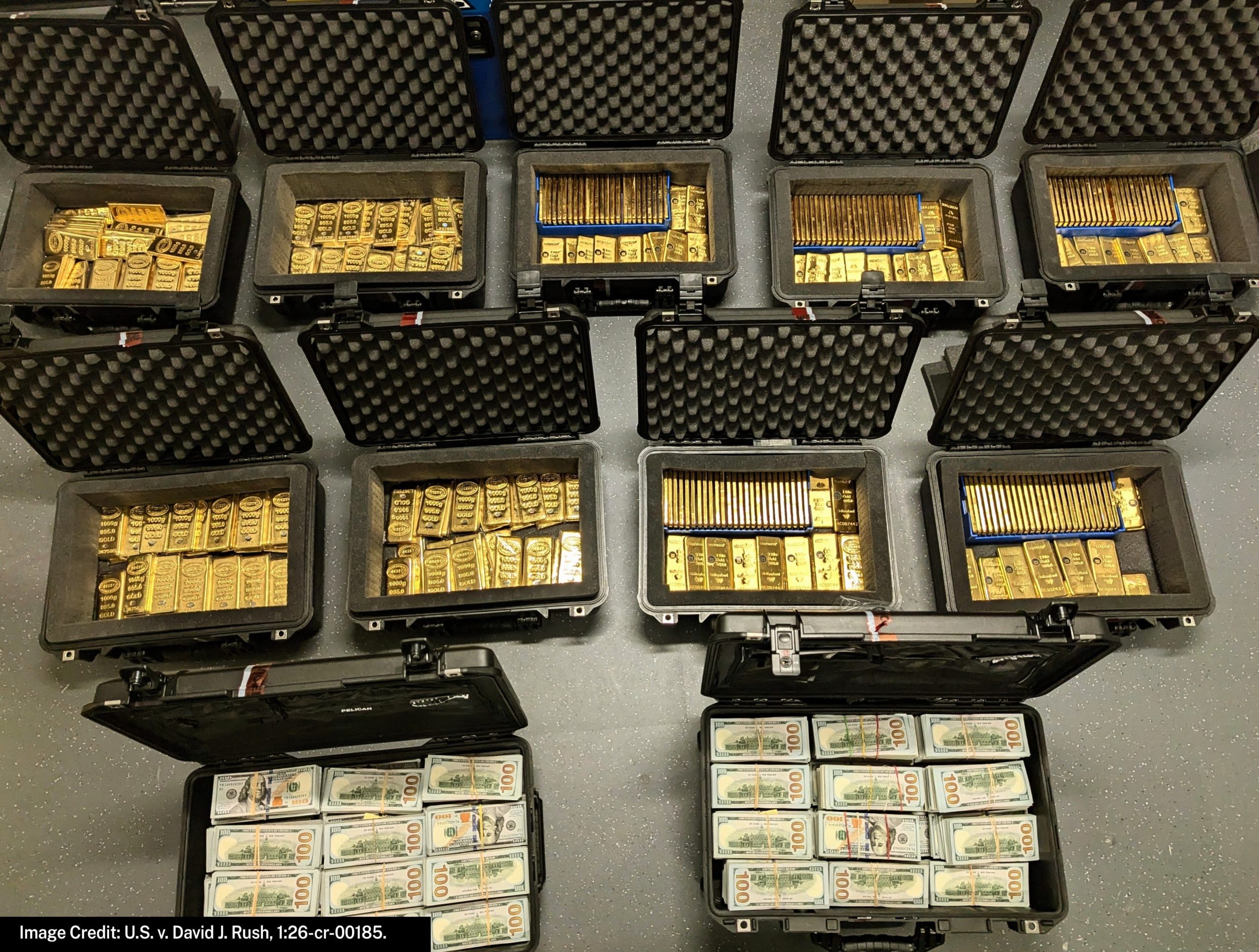 Maletines abiertos con lingotes de oro y fajos de billetes de 100 dólares incautados al exfuncionario de la CIA David J. Rush