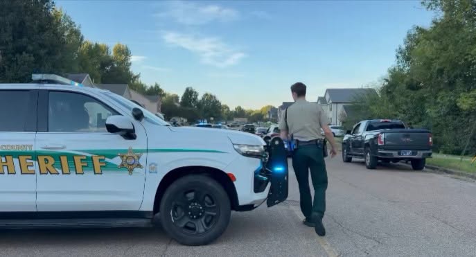Shelby: patrulla de la Oficina del Sheriff y un alguacil en una calle residencial del condado de Shelby, Tennessee