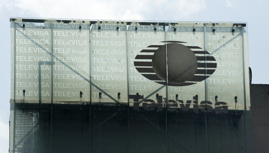 Logotipo de Televisa en lo alto de un edificio de Ciudad de México