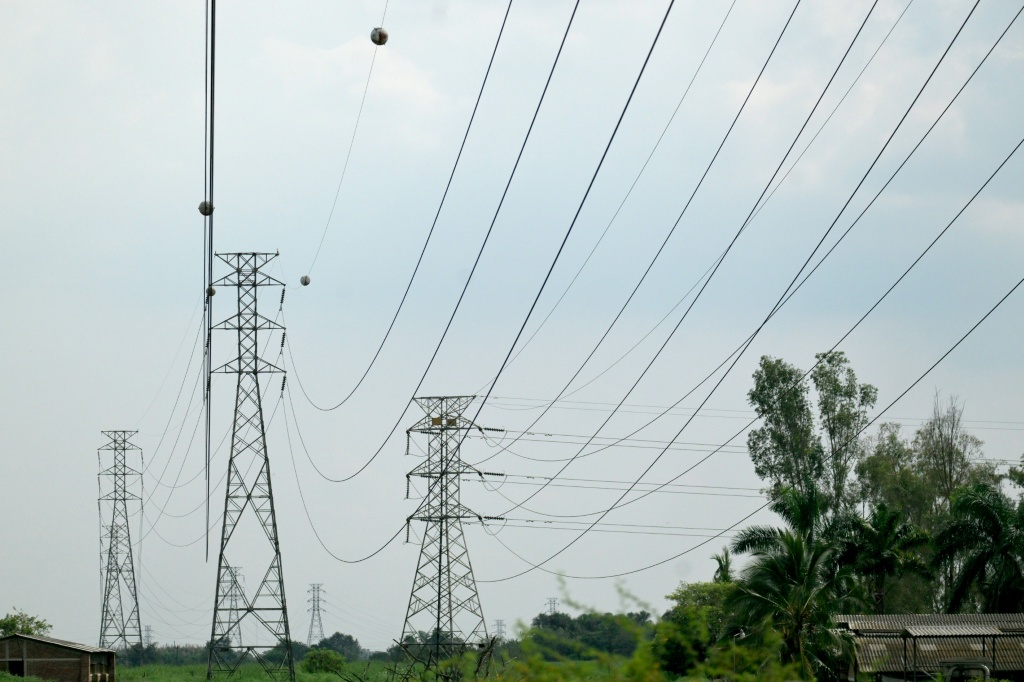 Torres y cables de transmisión de electricidad en Yumbo, Colombia