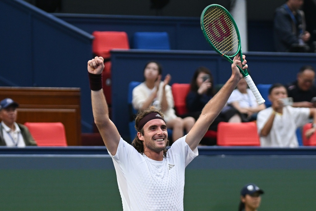Stefanos Tsitsipas celebra con los brazos en alto su victoria sobre Taylor Fritz en la tercera ronda del Masters 1000 de Shanghái, donde cayó Alcaraz