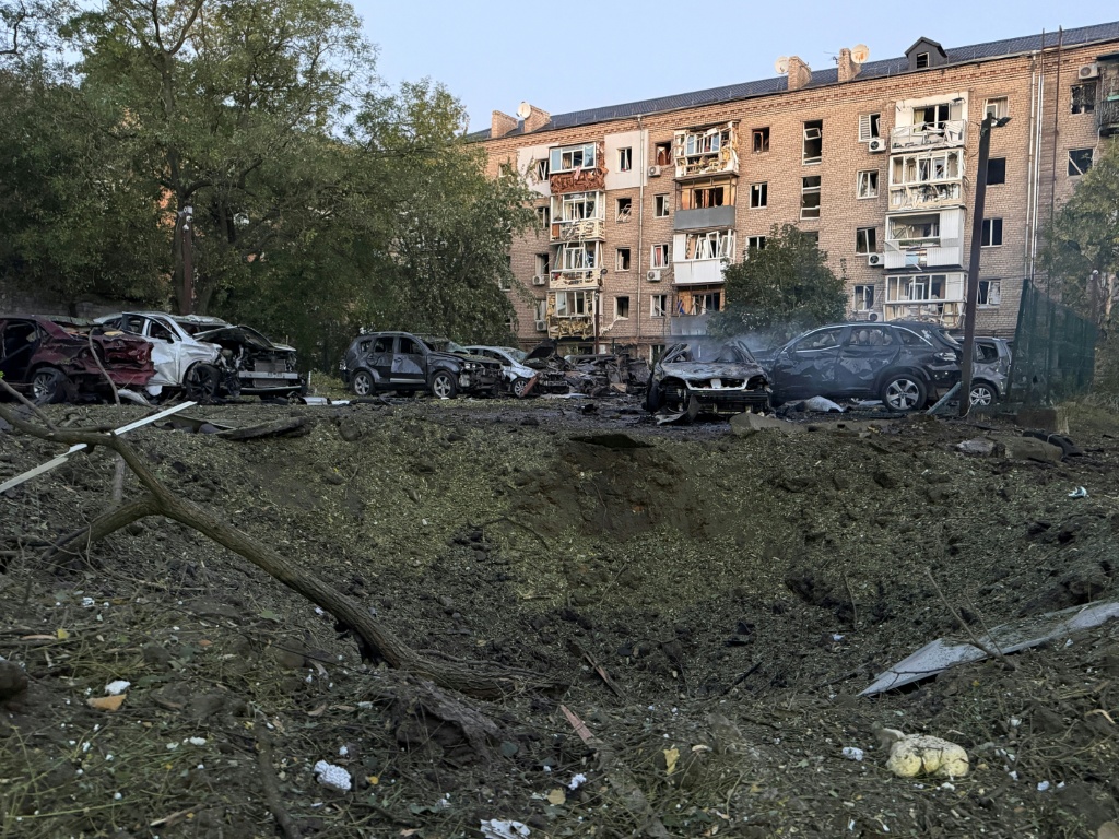 Cráter causado por un ataque ruso en Zaporiyia, Ucrania, el 9 de octubre de 2026