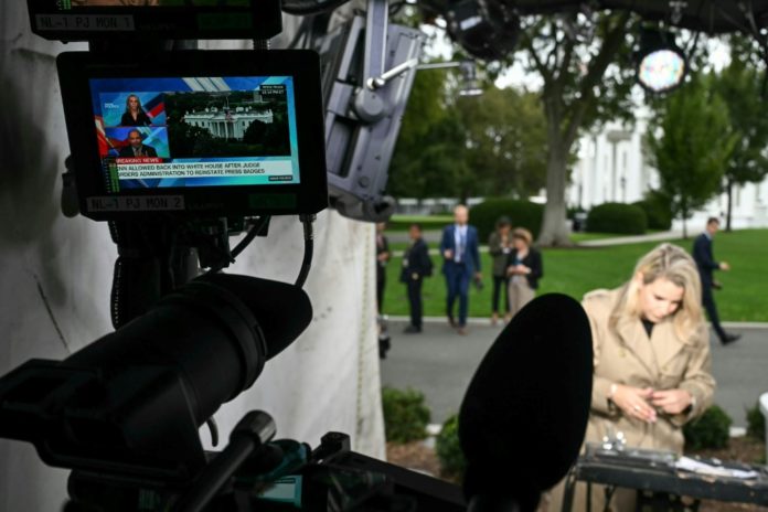 Funcionarios del Departamento de Justicia supuestamente se pusieron en contacto con las principales cadenas de noticias de Estados Unidos y exigieron comunicaciones y materiales relacionados con el grupo de televisión de la Casa Blanca. AFP
