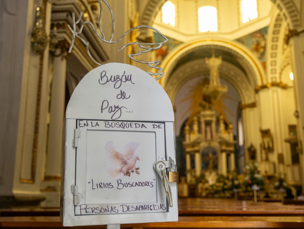 Buzón de Paz del colectivo Lirios Buscadores para recibir información sobre desaparecidos en una iglesia.