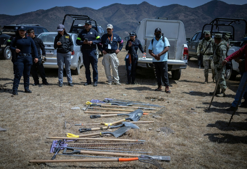 Equipo de búsqueda con palas y otras herramientas para localizar a personas desaparecidas en México.