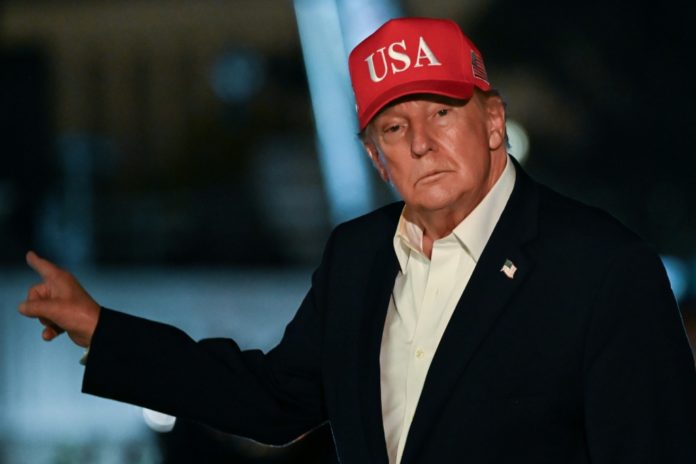 El presidente de EEUU, Donald Trump, a su llegada a los jardines de la Casa Blanca tras un viaje por Alaska, Arizona y Montana, en la madrugada del 15 de octubre de 2026 en Washington. AFP