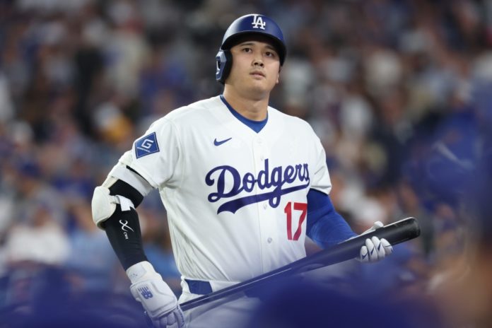 Shohei Ohtani se lamenta durante la derrota de los Dodgers de Los Ángeles ante los Cerveceros de Milwaukee el 15 de octubre de 2026. AFP