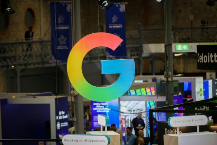 El logotipo de la compañía Google, fotografiado el 14 de octubre de 2026 en la Cumbre Internacional de Inteligencia Artificial de Dublín. AFP