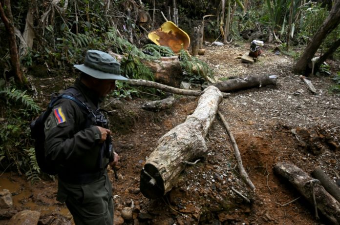 Un policía patrulla junto a una mina de oro destruida en el Parque Natural de Farallones, en el departamento colombiano de Valle del Cauca, el 29 de noviembre de 2024. AFP