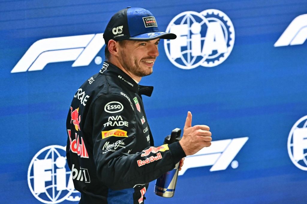 Max Verstappen levanta el pulgar tras lograr la pole position del Gran Premio de Singapur de Fórmula 1
